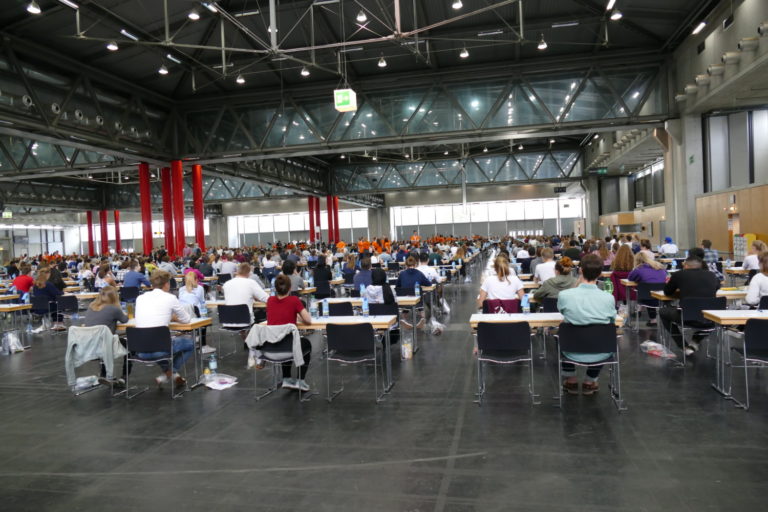 Die Bewerber*innen für den MedAT haben schon Platz genommen