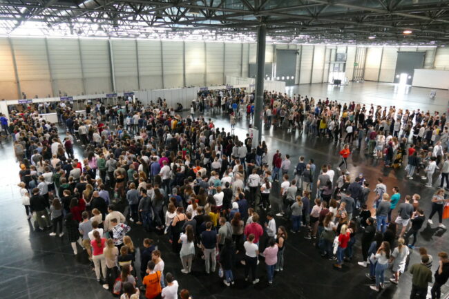 Chiara Benesch/ aufnahmeprüfung.at Anstellen an der Garderobe MedAT 2018