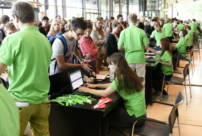Aufnahmetest der Med Uni Graz in der Messehalle 2800 Teilnehmer Aufnahmetest der Med Uni Graz in der Messehalle 2800 Teilnehmer
