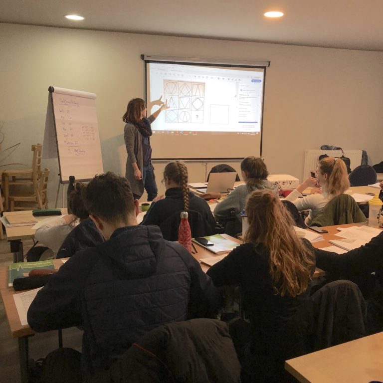 aufnahmeprüfung.at Vorbereitungskurs Physiotherapie: Blick von der letzten Reihe auf die Leinwand