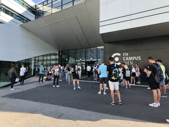 ©aufnahmeprüfung.at TestteilnehmerInnen vor dem Testgebäude am FH-Campus Wien
