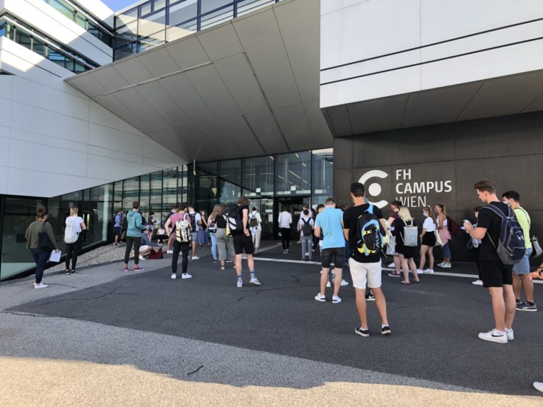TestteilnehmerInnen vor dem Testgebäude am FH-Campus Wien