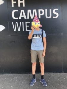 Student mit Emoji in der Hand - feiernd