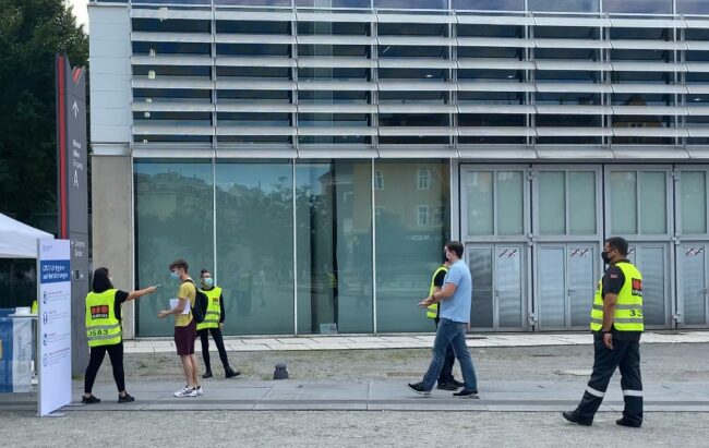 ©aufnahmeprüfung.at Hände desinfizieren und Fieber messen vor dem Messegebäude