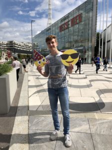 Student mit Emoji in der Hand - cool und feiernd