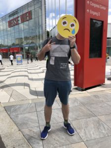 Student mit Emoji in der Hand - traurig