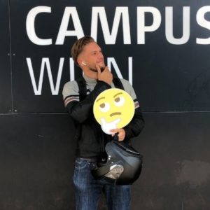 Student mit Emoji in der Hand - nachdenklich