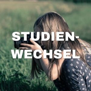 Mädchen mit Kamera in Wiese, Studienwechsel