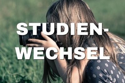 Mädchen mit Kamera in Wiese, Studienwechsel