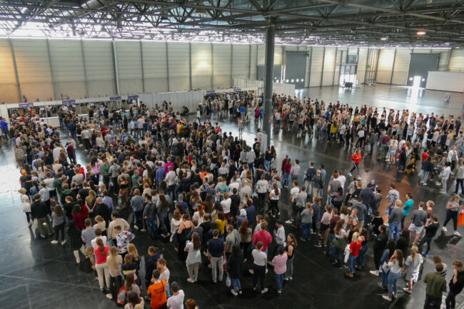 Personen stehen für den MedAT an