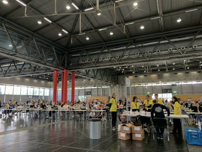 MedAT Wien 2023 Ein Bild der Messe Wien Halle mit vielen sitzenden Personen