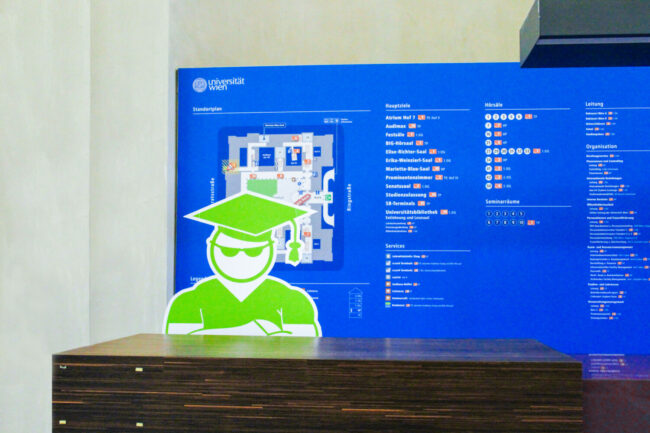 IMG_0143 (2) 2 Türsteher von aufnahmeprüfung.at vor Hauptuni Wien