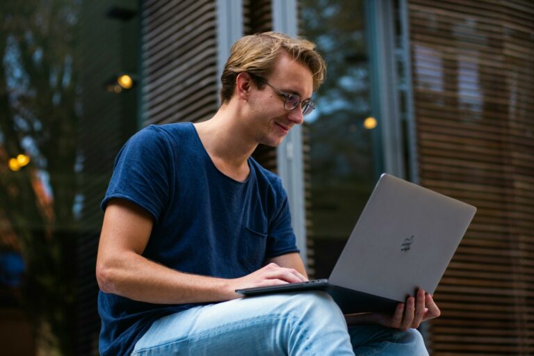 Person überlegt ob er eine Lehre statt Studium machen soll
