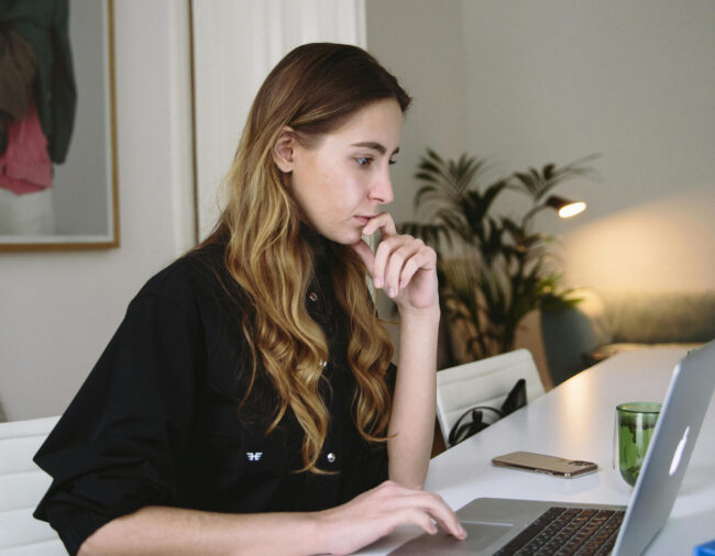 Erfahrungsbericht FHWien der WKW Junge Frau lernt für den Aufnahmetest der FHWien der WKW