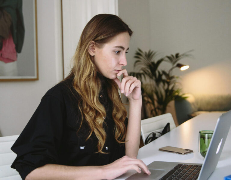 Erfahrungsbericht FHWien der WKW Junge Frau lernt für den Aufnahmetest der FHWien der WKW