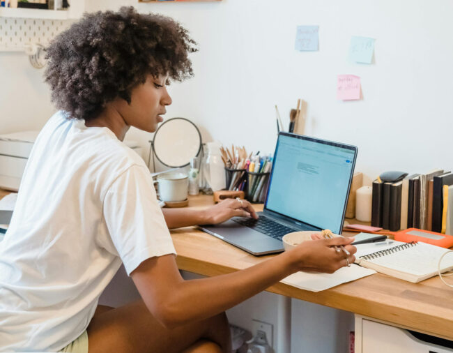 Erfahrungsbericht Unternehmensführung FHWien der WKW Person lernt für Aufnahmeverfahren Unternehmensfürhung an der FHWien der WKW