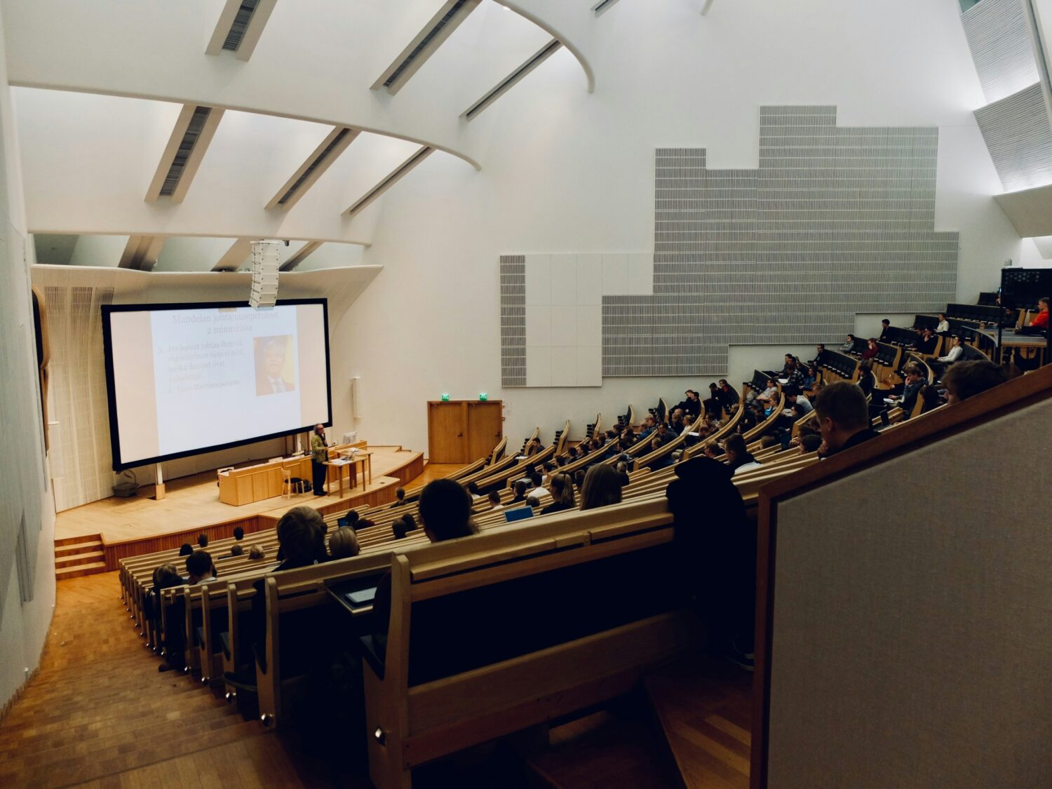 Studenten sitzen in einem Hörsaal und sehen auf die Tafel
