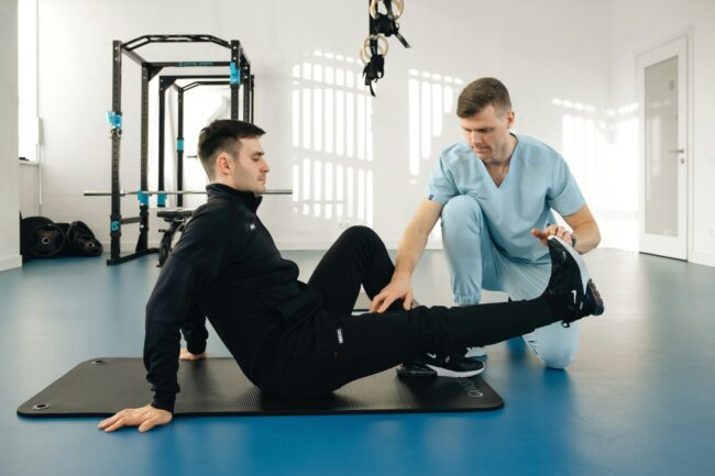 Physiotherapeut behandelt Patient