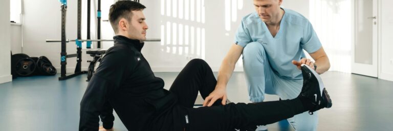 Physiotherapeut behandelt Patient