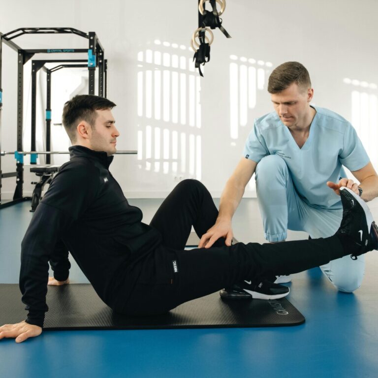 Physiotherapeut behandelt Patient