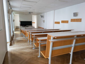 Leere Sitzbänke in einem Leeren Hörsaal