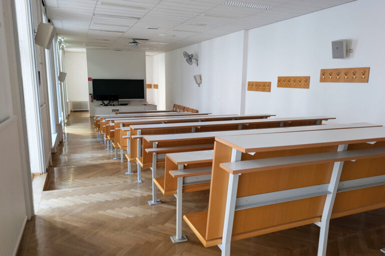 Leere Sitzbänke in einem Leeren Hörsaal