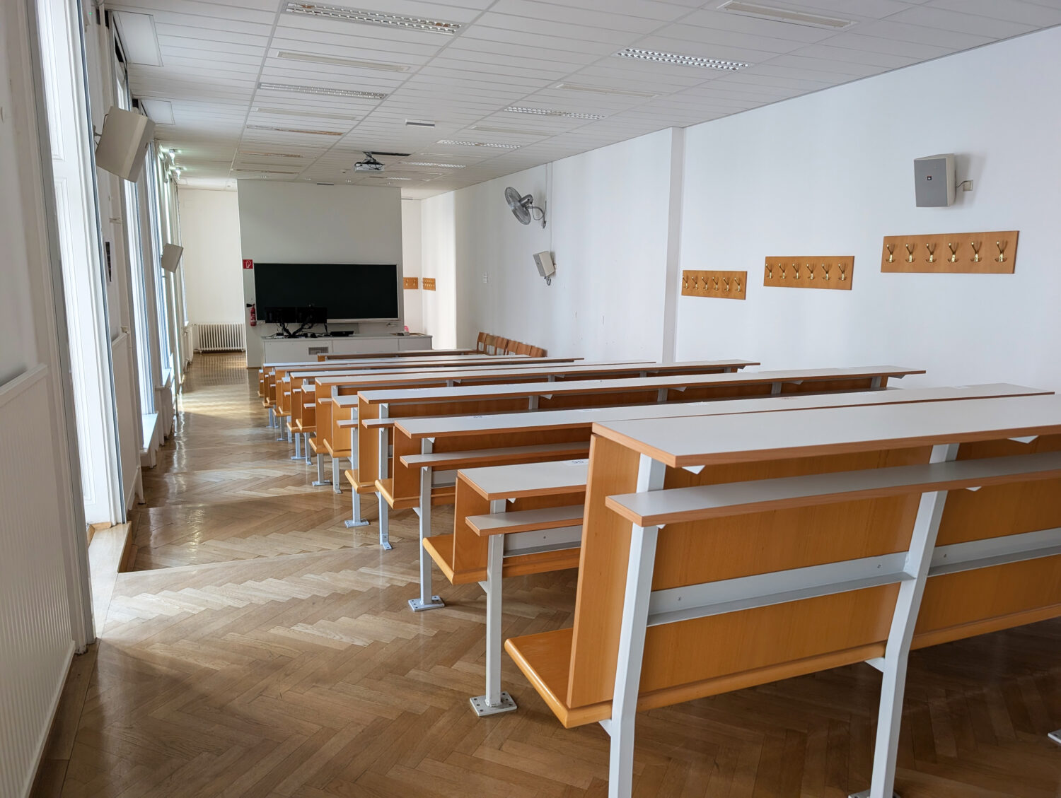 Leere Sitzbänke in einem Leeren Hörsaal