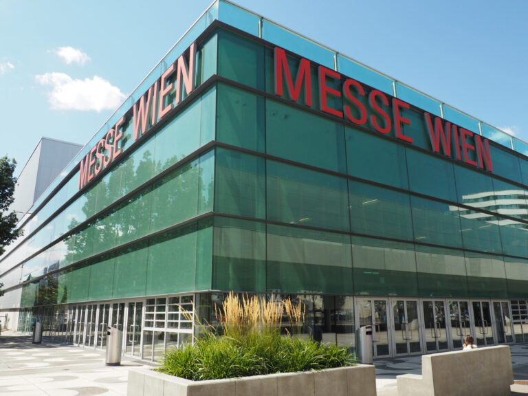 Messe Wien Eine Ecke des Gebäudes der Messe Wien von außen mit dem Schriftzug "Messe Wien"