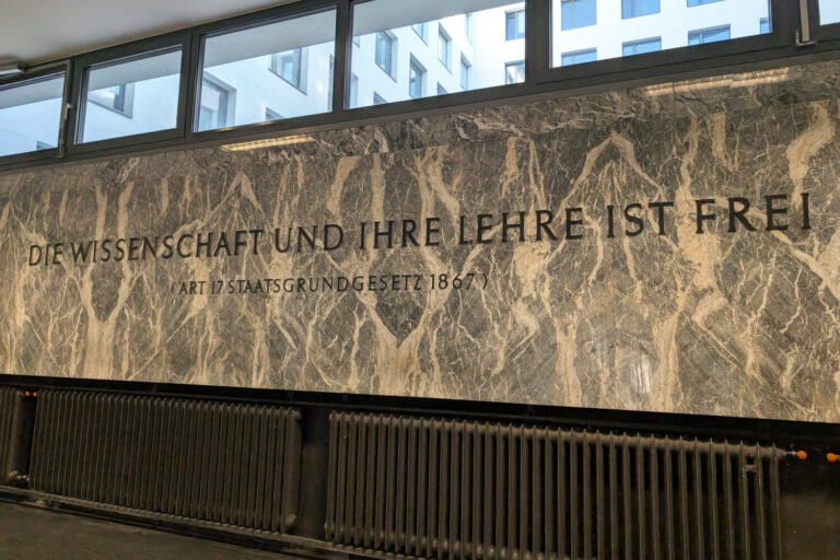 Eine Inschrift die "Die Wissenschaft und ihre Lehre ist Frei" besagt