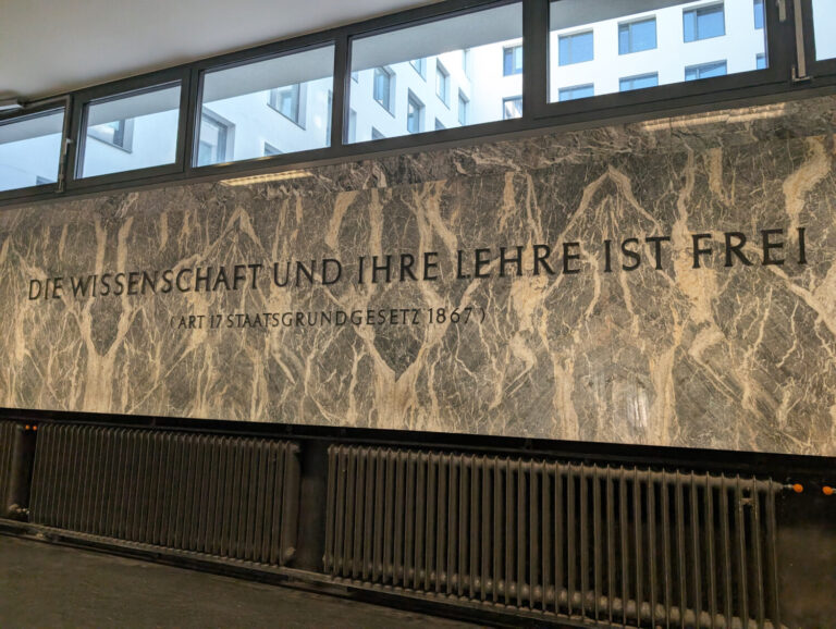 Neues Institutsgebäude Zitat Eine Inschrift die "Die Wissenschaft und ihre Lehre ist Frei" besagt