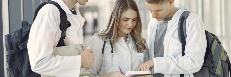 Drei junge Medizinstudent:innen unterhalten sich