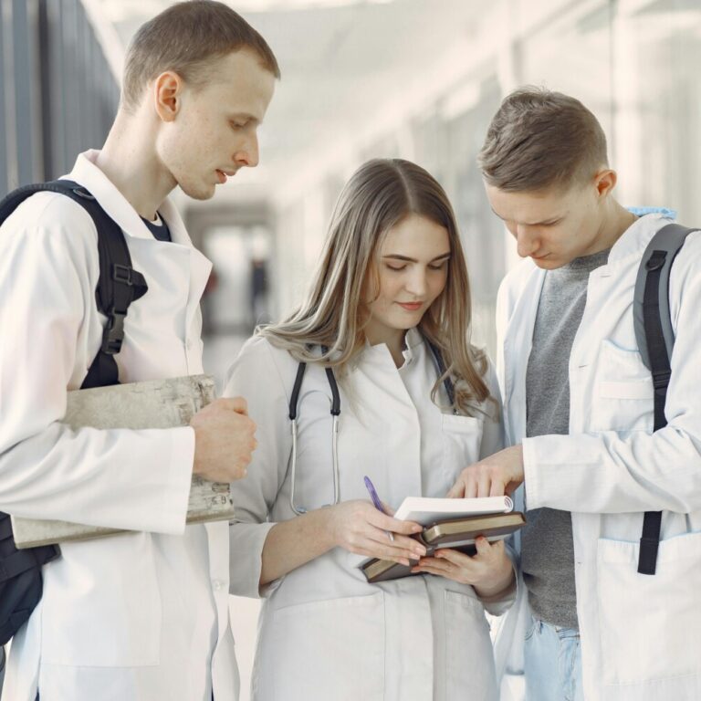 Drei junge Medizinstudent:innen unterhalten sich