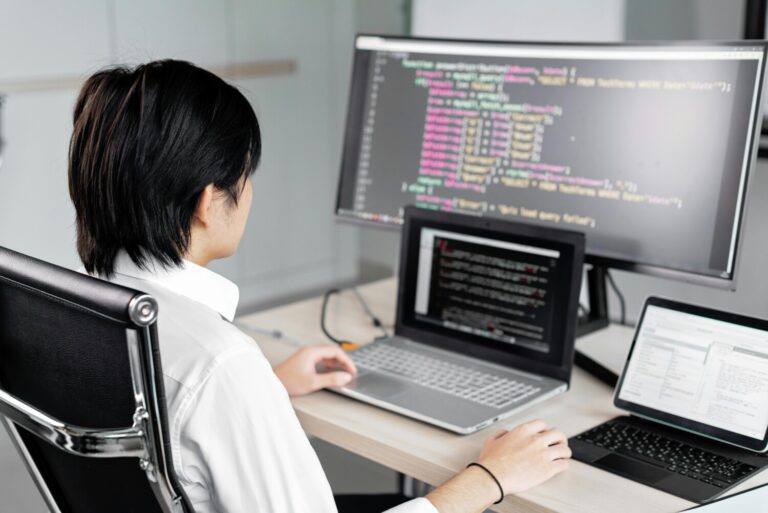 Informatik Student vor PC Informatik Student vor PC