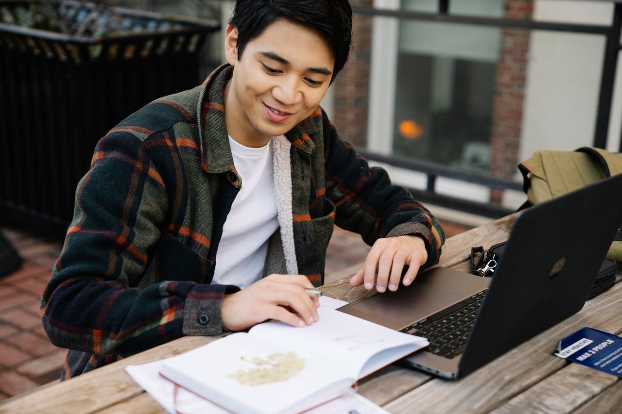 pexels, lernen mit Laptop