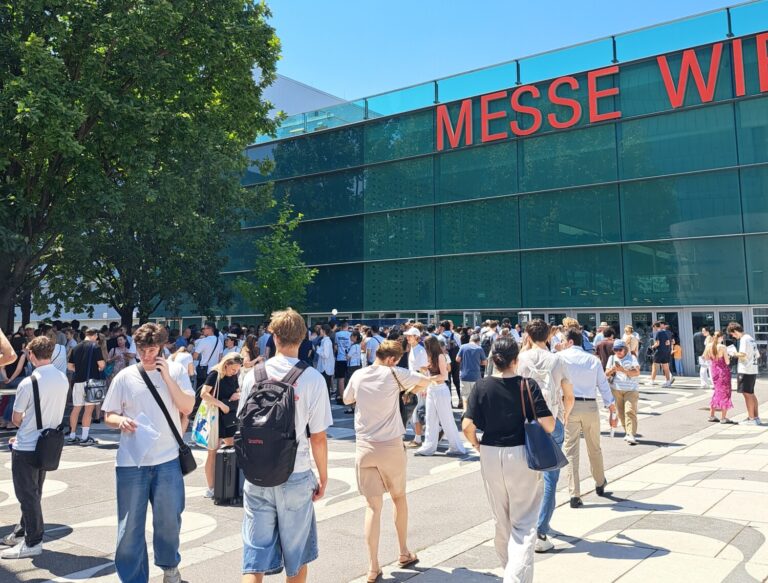 BBE Aufnahmeprüfung; Wartende Testteilnehmer:innen vor der Messe Wien