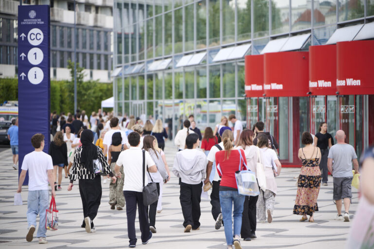MedAT Pressegespräch zum Aufnahmeverfahren für das Medizinstudium in Wien, Außenansicht Messe Wien vor dem MedAT