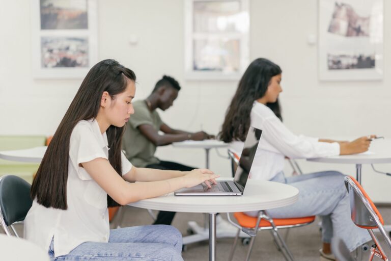 Personen im Studienbefähigungslehrgang der Hochschule Campus Wien